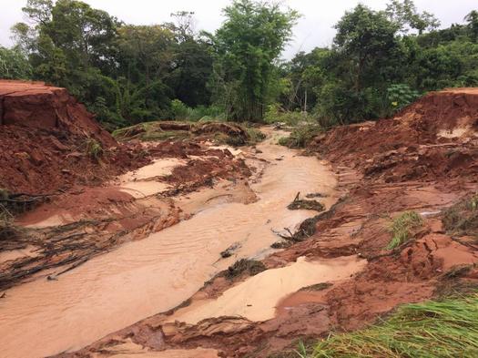 Município prevê longo trabalho para recuperar estradas atingidas pelas chuvas, em Paranavaí